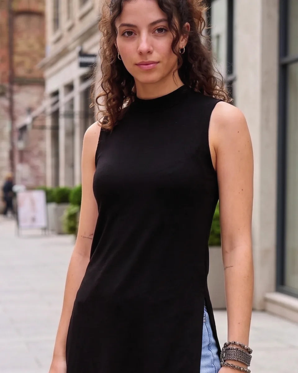 Black Sleeveless Longline Top – detail