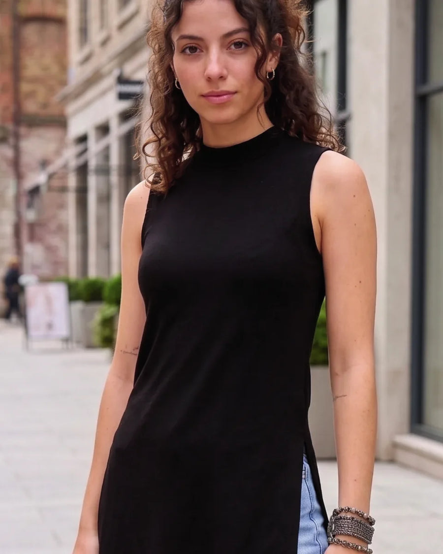 Black Sleeveless Longline Top – detail